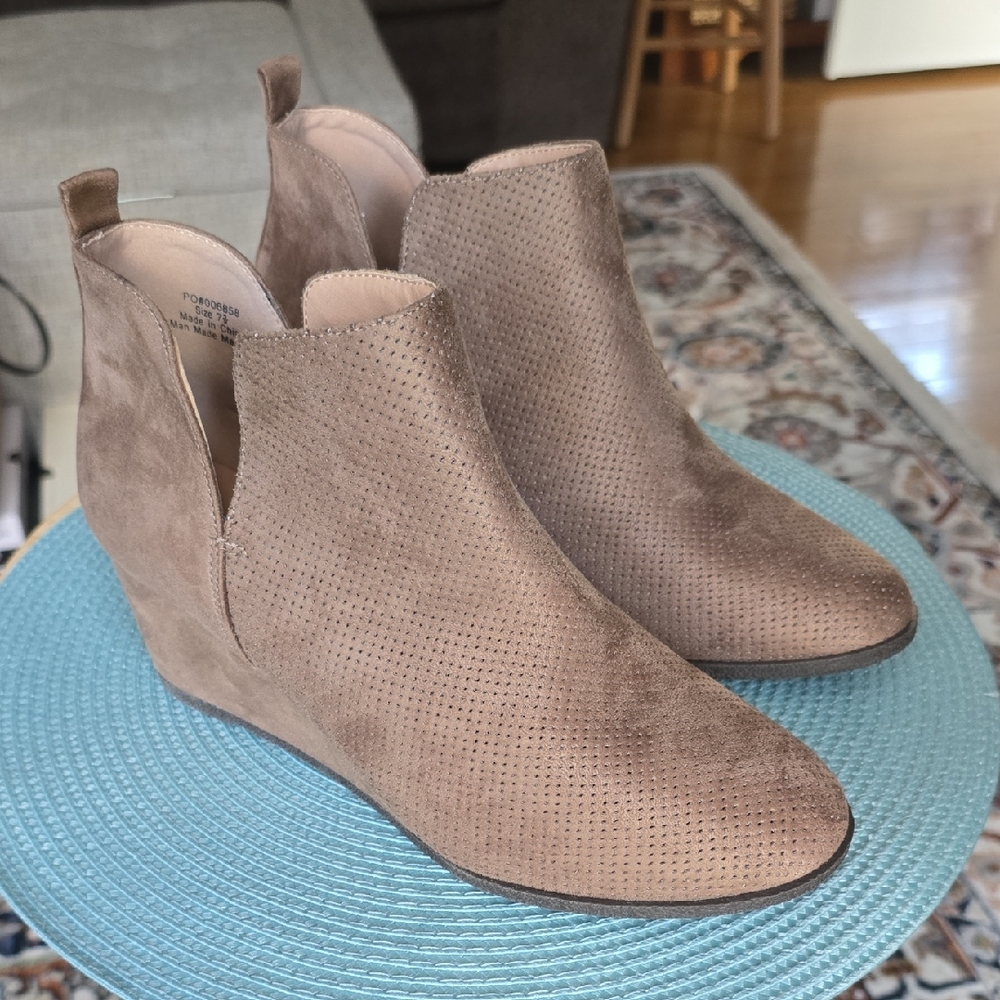 B.O.C BRAND WOMEN'S BROWN SUEDE WEDGE SLIP ON ANKLE BOOTS SIZE 7.5